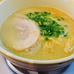 Menya Sakon - tritonラーメン（塩）。濃厚スープながらさっぱりとした味わい。