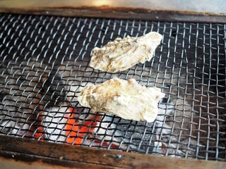 喰い処 鮭番屋 - 牡蠣を焼いてるところ