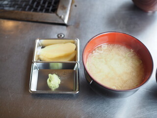 Kuidokoro Shakebanya - 丼には味噌汁とお新香付き