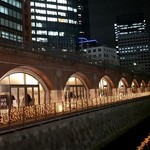 RESTAURANT PLATINUM FISH - 赤レンガ造りの万世橋高架橋。当店は、この上にあります。