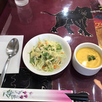 ザ・ビレッジ - セットのサラダとかぼちゃのスープ。スープが絶品！スープは日替わりです。