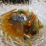 すし兆 - 軽く酢〆した鰆の切身が隠れていて