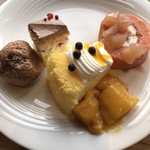 スカイグリルブッフェ武藏 - 朝食ビュッフェ２８００円。デザート。左手奥のチョコレートのショートケーキが、とても美味しかったです（╹◡╹）
            他は。。。
