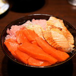若狭家 - 「サーモン+炙りトロサーモン+ネギトロ」のDX。