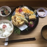 CAFE&SHOP Lotus Land - 2019/09/01
                おまかせセット 550円
                ・野菜かき揚げ
                ・ナス南蛮
                ・卵焼
                ・キュウリのさっぱり和え
                ・フレッシュサラダ
                ・ご飯、味噌汁