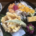 カフェアンドショップ ロータスランド - 2019/09/01
      おまかせセット 550円
      ・野菜かき揚げ
      ・ナス南蛮
      ・卵焼
      ・キュウリのさっぱり和え
      ・フレッシュサラダ
      ・ご飯、味噌汁