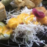 カフェアンドショップ ロータスランド - 2019/09/01
      おまかせセット 550円
      ・野菜かき揚げ
      ・ナス南蛮
      ・卵焼
      ・キュウリのさっぱり和え
      ・フレッシュサラダ
      ・ご飯、味噌汁