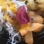 カフェアンドショップ ロータスランド - 2019/09/01
      おまかせセット 550円
      ・野菜かき揚げ
      ・ナス南蛮
      ・卵焼
      ・キュウリのさっぱり和え
      ・フレッシュサラダ
      ・ご飯、味噌汁
