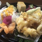カフェアンドショップ ロータスランド - 2019/09/01
      おまかせセット 550円
      ・野菜かき揚げ
      ・ナス南蛮
      ・卵焼
      ・キュウリのさっぱり和え
      ・フレッシュサラダ
      ・ご飯、味噌汁