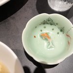 中國菜 雲蓉 - 搾菜の入ってた器なんだけど
            食べ終えたら底に魚が泳いでました。