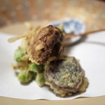 十勝川温泉 三余庵 - 揚物　枝豆と牛蒡のかき揚げ　十勝マッシュルーム　シャドークイーン