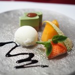 十勝川温泉 三余庵 - 水菓子　金時豆と抹茶の二色羹　桃のコンポート　牛乳アイス