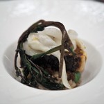 スゥリル - 鮭のミキュイ　焦がしバターのソース（ブールノワゼットのソース）　赤米のリゾット　白イカ　ツルムラサキ