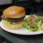 ウーピーバーガー - ウーピーゴールドバーガー、サラダ