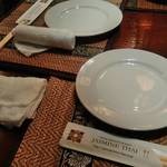 Jasumintai - テーブルに置かれていた皿