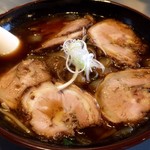 八平の食堂 - 黒いスープに沈む麺と具材