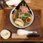 麺屋 猪一 離れ - 丹波産 炙り鶏ちゃーしゅー 鰹冷やし出汁そば(白醤油)味付け玉子入り 1,100円