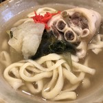Okinawa Shokudou Baru Ya Para - テビチそば。テビチとは豚の足。島マースと昆布で煮込み、コラーゲンたっぷり。
