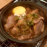 目利きの銀次 - 牛カルビの肉玉陶板焼