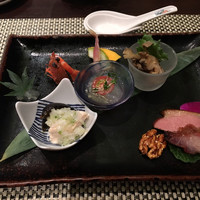 ホテルオークラ 中国料理「桃花林」 日本橋室町賓館 - 前菜。じわじわ呑みながら楽しみたい。特に真ん中のクラゲのお刺身のコリっとした食感と甘酸っぱさが気に入りました。右のほうの舞茸の下にはサザエが。鴨と豚のチャーシューはジュワッと、からしをつけてまた旨し。