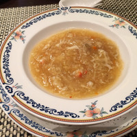 ホテルオークラ 中国料理「桃花林」 日本橋室町賓館 - 蟹味噌入りフカヒレ姿煮。画像で見えないけど、
                    程よいコクのスープの下にコースにいいくらいの大きさのプリッとした姿煮が隠れています。