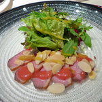 Tore Furu - 前菜（鴨の軽い燻製にアーモンドのフレーク、イチゴのソースで）