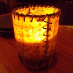 Warung Matahari - 席に着くとろうそくの照明をもってきてくれる