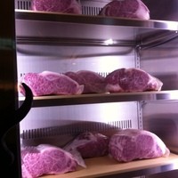 今福 - いきなりのお肉の保冷庫
                入口入って階段のすぐ右手にあります！
