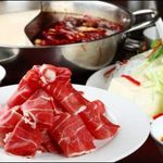 Seihoukaku - 生も食べれる厳選されたお肉を、二色火鍋で召し上がれます。イノシシのお肉が入ってます！