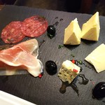 麺庵 小島流 板橋本町本店 - 前菜盛り合わせ（チーズ3種、生ハムなど）