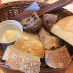 フェルム ラ・テール 美瑛 - パン、４種類。バターも北海道産！