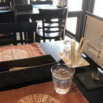 町屋川珈琲 - お冷、おしぼり、カトラリー、テーブルセット