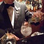 バーシャルジェ - 私のカクテル作るマスター、最近私に撮られるのに慣れてきた(笑)