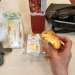 ファミリーマート - 定番のシュークリーム。ファミマブランド紅茶が美味しい