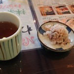 一休 - お茶とサービスのおこわ