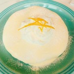 Moke's Hawaii - ★★★リリカブのパンケーキ 1280円 パッションフルーツのソースが甘酸っぱくて美味しいが、肝心のパンケーキ自体は最近流行りのフワフワメレンゲではなく、家で作るものと変わらない。ガッカリ！