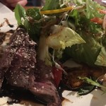 ウシワカマル - 牛モモのタリアータサラダ