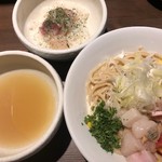 つけ麺一燈 - 貝出汁の冷やし和えつけそば