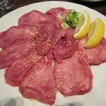 焼肉料理やすきち - 若狭牛の塩タン。ふわっとして、美味しい！