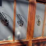 土手の伊勢屋 - 微妙に異なる擦りガラスの海老の模様