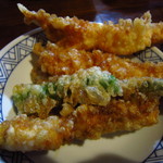 土手の伊勢屋 - 天丼ハ　上の海老２尾、野菜３種を蓋に移しました