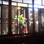 土手の伊勢屋 - 窓際