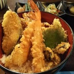 くるみ庵 - 天丼
            (海老2本・カボチャ・シソ・椎茸・ゴボウと人参のかき揚げ)