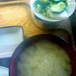 Kawashima ya - お漬物とアサリの味噌汁です