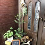 カフェ ド パルファン - 素敵なお花でお出迎えです