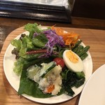 カフェ ド パルファン - とても豪華なサラダ！ポテトサラダがカレーに合います
