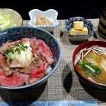 和牛肴 ヒラサワ - ローストビーフ丼定食 1000円税込