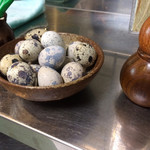 水天宮 長寿庵 - サービスのウズラのの生卵。
            専用のウズラ卵切りで殻を切ります。