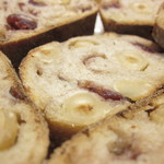 ル・プチメック - クランベリーとヘーゼルナッツのパンの断面あっぷ