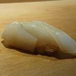 すし幸徳 - アオリの子♪これで一杯分とのこと。
      
      ねっとりと美味しいのは子供でも同じですが、大きい形と違って これは槍のようなコリ感も楽しめます。
      
      しかし美味しいな～( ´,_ゝ`)